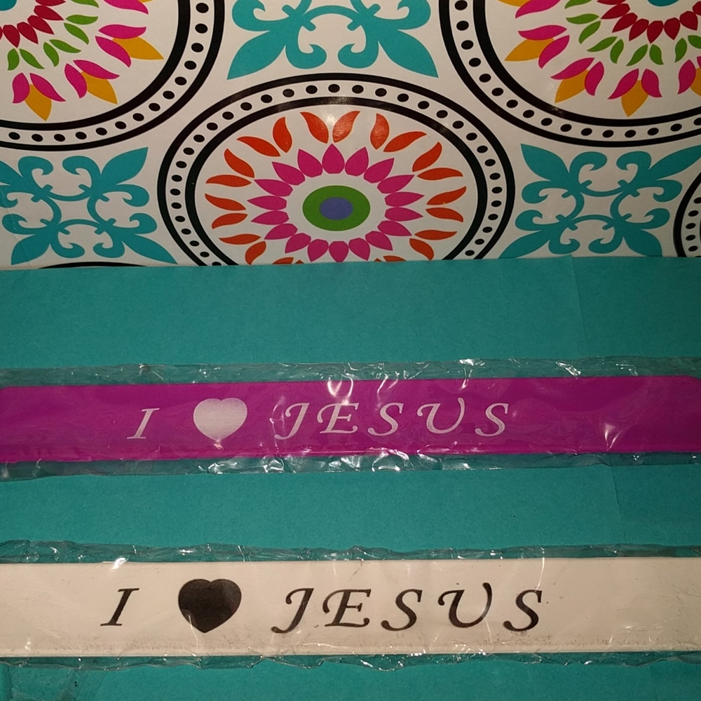 "I ♥️ JESUS" text printed- Snap-Cuff Bracelet - Picture 2 of 9